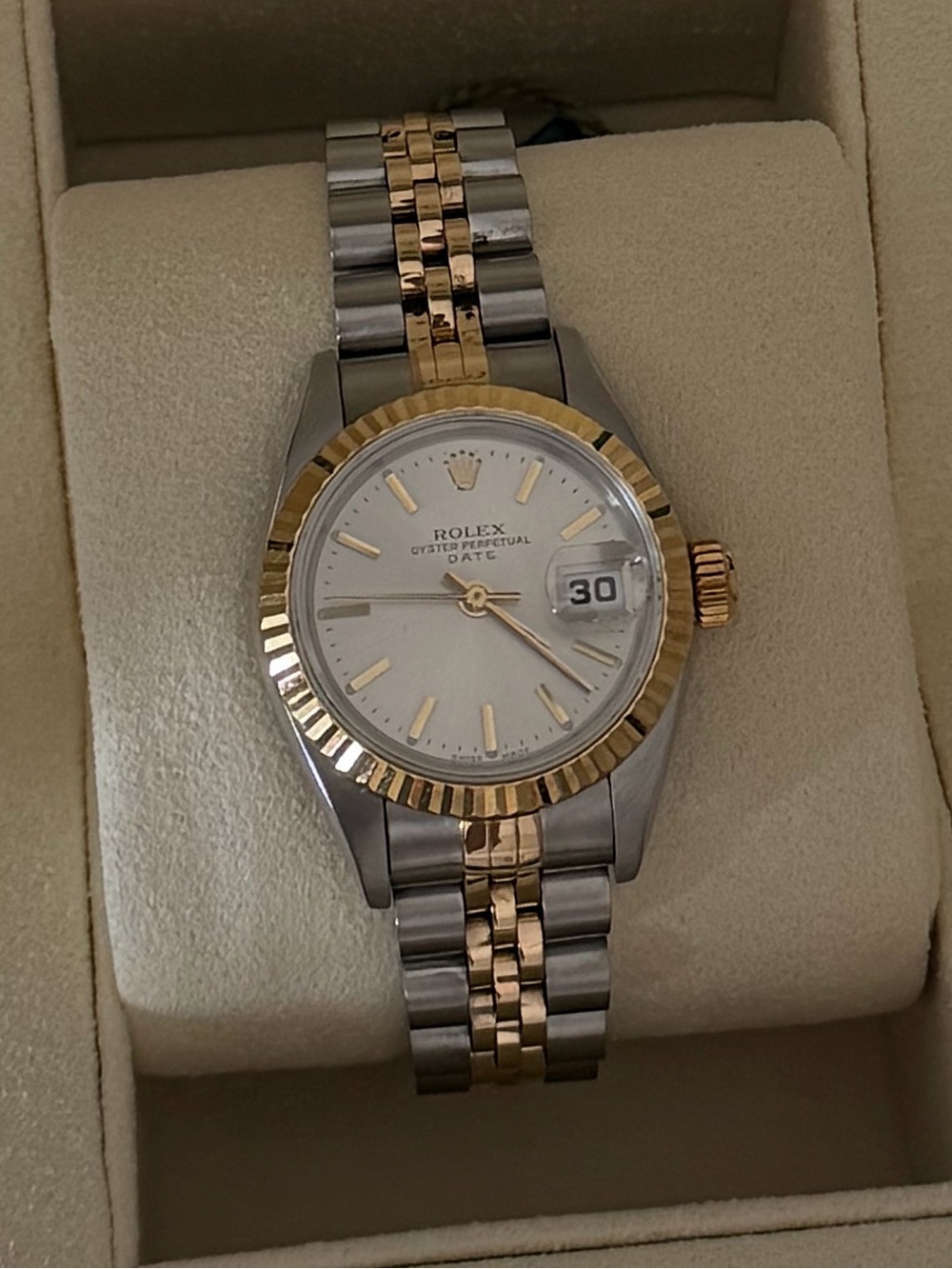 Rolex Datejust 26mm. Silver dial, fluted bezel two tone yellow gold jubilee. - Picture 2 of 10